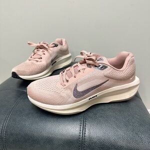 Nike Winflo 11 Premium Womens Size 8 Pink and grey glitter